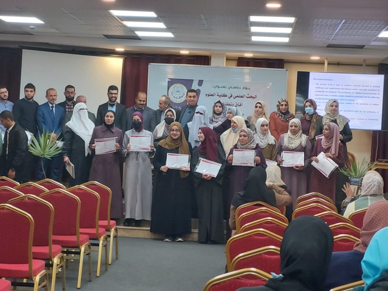 كلية العلوم تكرم الاساتذة المشاركون في اليوم الدراسي